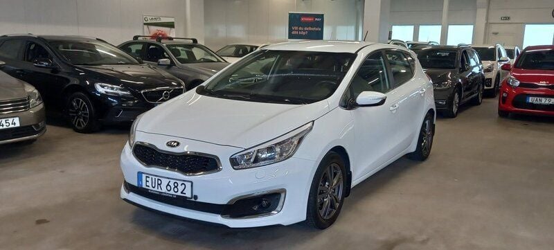 Vit Begagnad 2016 Kia Ceed Halvkombi | 110 000 kr (Marknadspris) - Bild 1/4