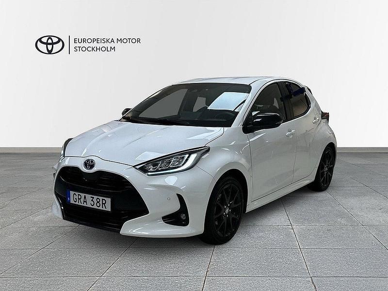 Vit Begagnad 2023 Toyota Yaris Hybrid Style Halvkombi | 249 900 kr (Marknadspris) - Bild 1/4