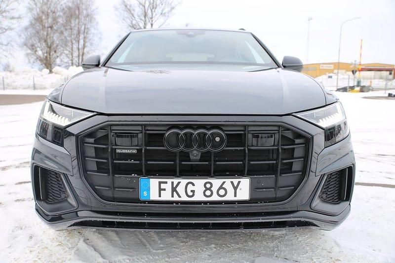 Begagnad Audi Q8 S-Line 286 HK (210 kW) 2022 Daytonagrå pärleffekt SUV