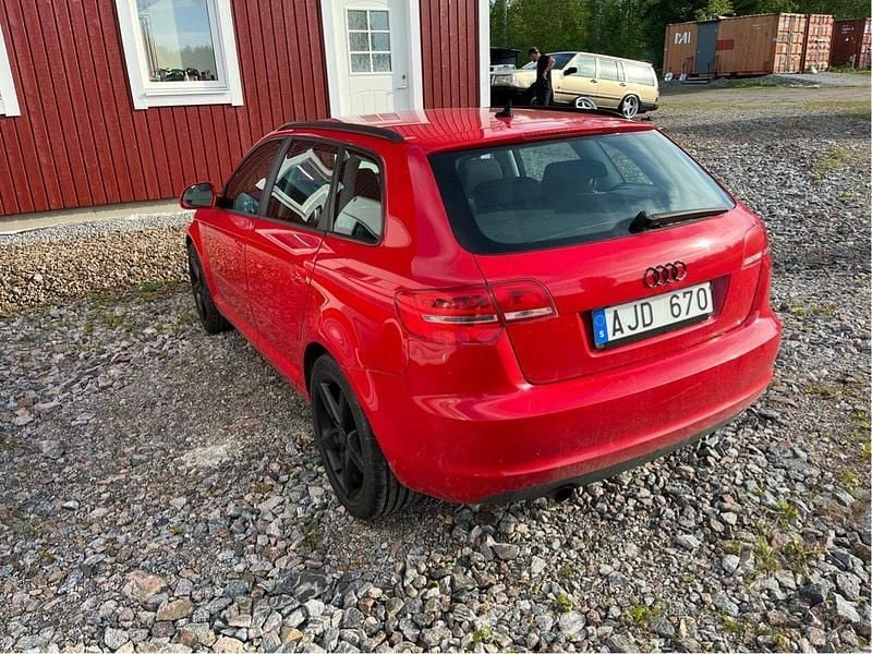 Röd Begagnad 2010 Audi A3 Sportback Halvkombi | 45 000 kr (Marknadspris) - Bild 1/4