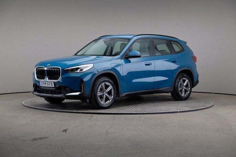Blå Begagnad 2023 BMW X1 Comfort Edition SUV | 459 000 kr (Superpris) - Bild 1/4