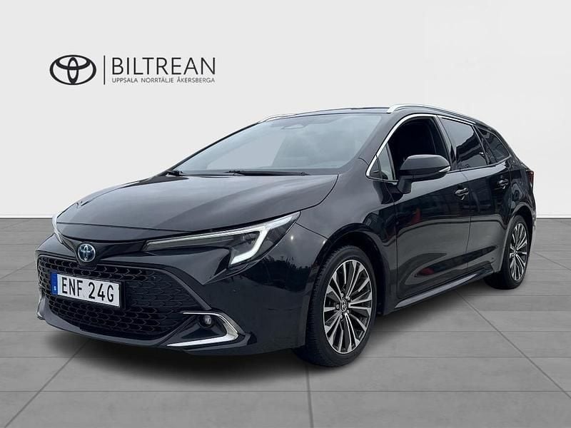 Svart (svart metallic) Begagnad 2023 Toyota Corolla Style Kombi | 299 900 kr (Marknadspris) - Bild 1/3