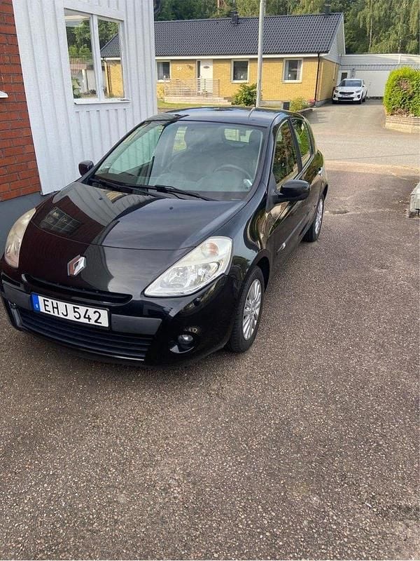 Svart Begagnad 2011 Renault Clio R.S. Halvkombi | 44 000 kr (Marknadspris) - Bild 1/4