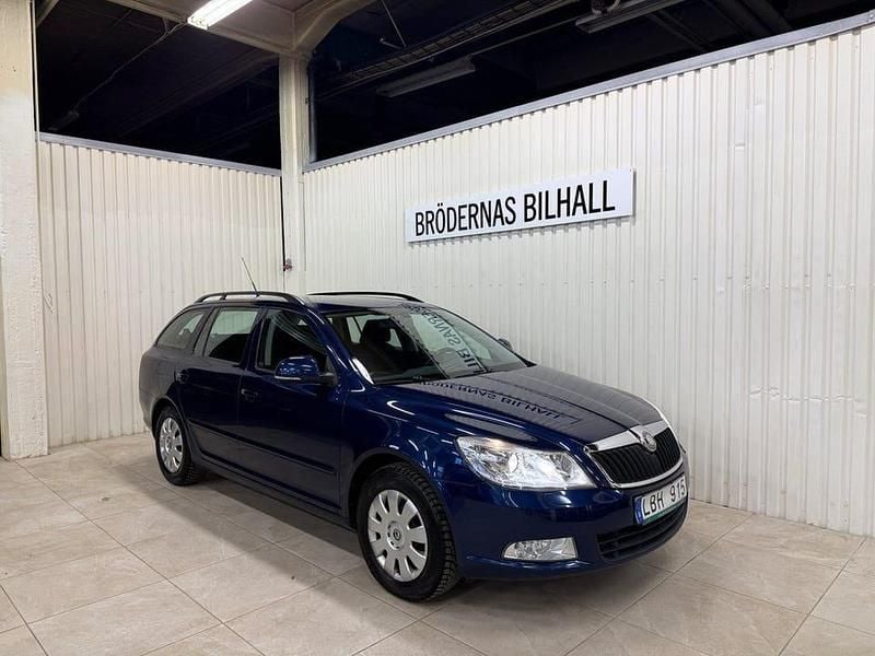Mörkblå Begagnad 2010 Skoda Octavia Elegance Kombi | 49 900 kr (Marknadspris) - Bild 1/4