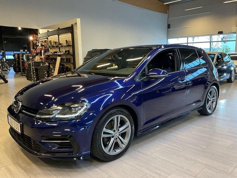 Blå Begagnad 2017 VW Golf VII R-line Halvkombi | 188 000 kr (Lite dyr) - Bild 1/4