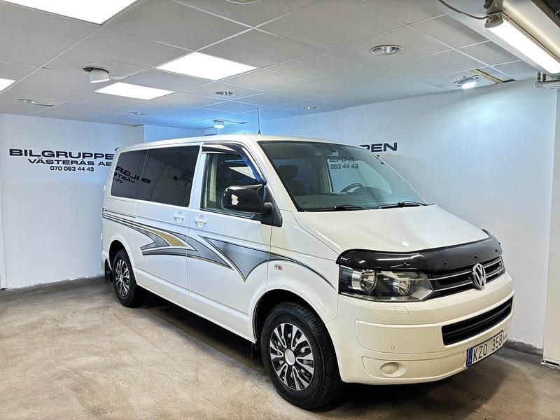 Vit Begagnad 2010 VW Caravelle Minibuss | 189 900 kr (Dyr) - Bild 1/4