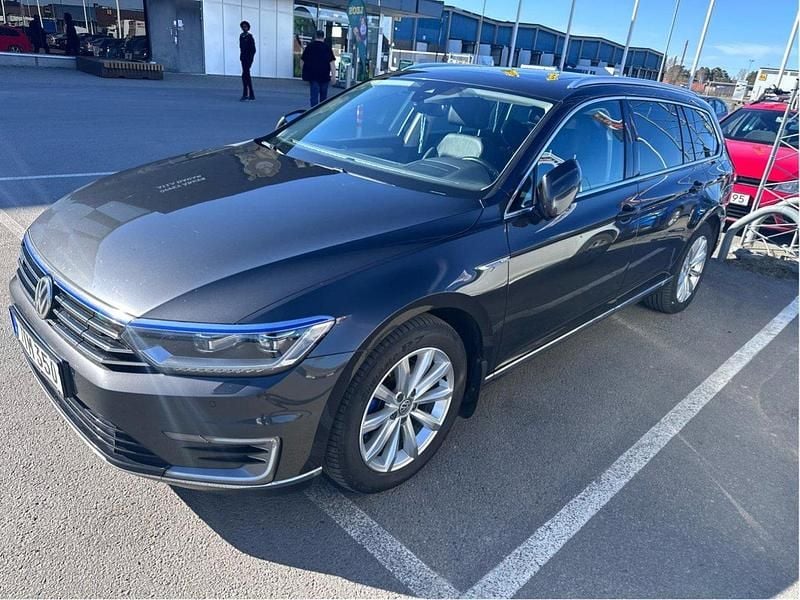 Grå Begagnad 2018 VW Passat GTE Kombi | 139 000 kr (Marknadspris) - Bild 1/4