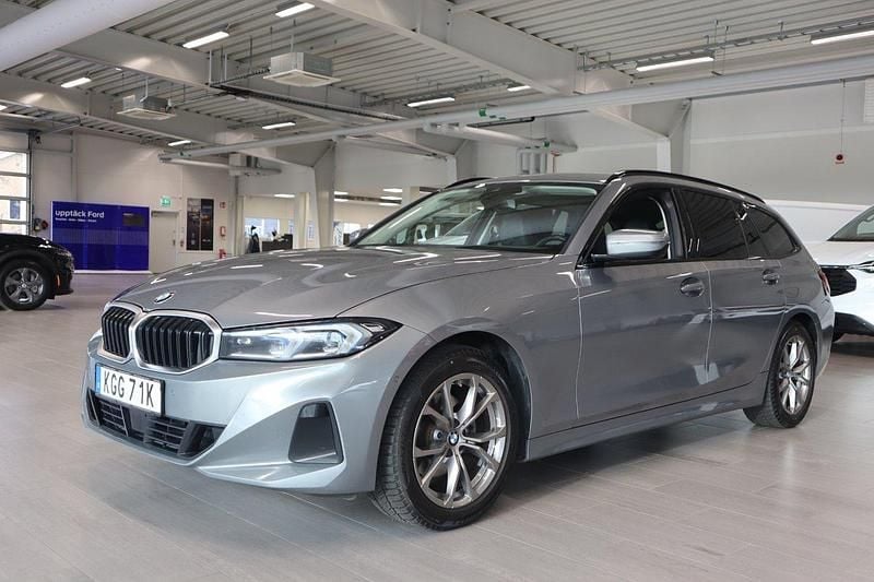 Grå Begagnad 2022 BMW 320 Shadowline Kombi | 369 800 kr (Dyr) - Bild 1/4