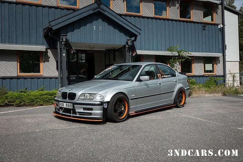 Ljusgrå Begagnad 2001 BMW 330 Performance Sedan | 269 900 kr - Bild 1/4