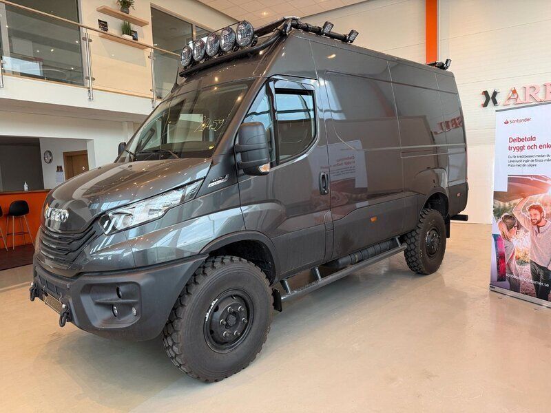 Begagnad Iveco Daily 176 HK (129 kW) 2024 Mörkgrå Van