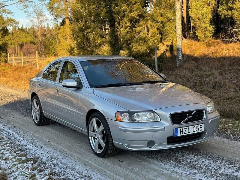 Silver metallic Begagnad 2009 Volvo S60 Sedan | 58 500 kr (Marknadspris) - Bild 1/4