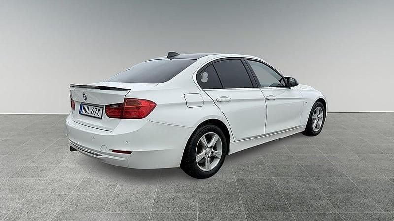 Begagnad BMW 320 Luxury Line 186 HK (136 kW) 2012 Vit Sedan