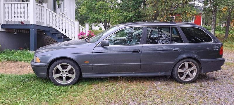 Blå Begagnad 2001 BMW 525 Kombi | 16 000 kr (Bra pris) - Bild 1/3
