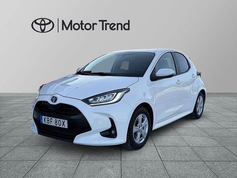 Vit Begagnad 2023 Toyota Yaris Hybrid Active | 214 900 kr (Superpris) - Bild 1/2