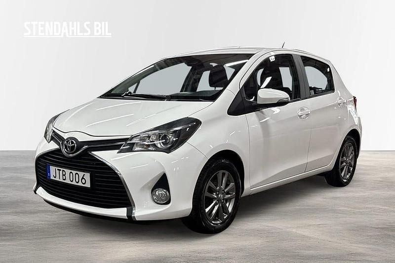 Vit Begagnad 2017 Toyota Yaris Halvkombi | 119 900 kr (Marknadspris) - Bild 1/4