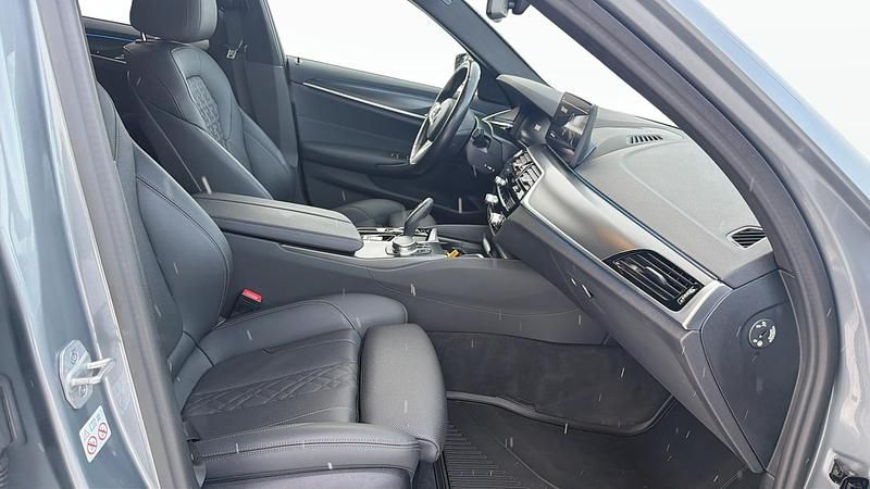 Begagnad BMW 530e Shadowline 2023 Grå Kombi