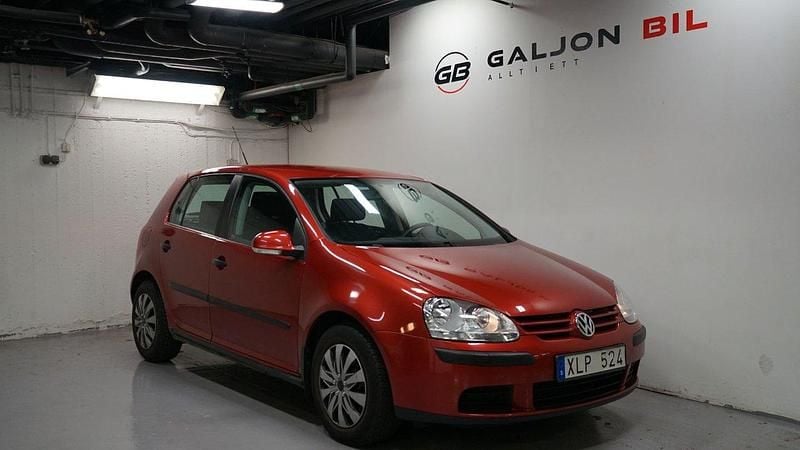 Röd Begagnad 2006 VW Golf V Halvkombi | 38 000 kr - Bild 1/4