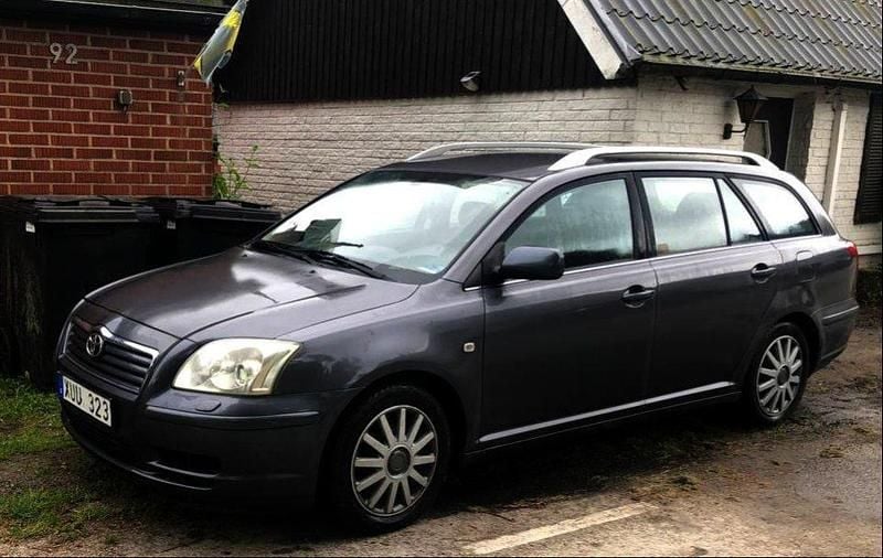Grå Begagnad 2006 Toyota Avensis Kombi | 28 490 kr (Marknadspris) - Bild 1/4