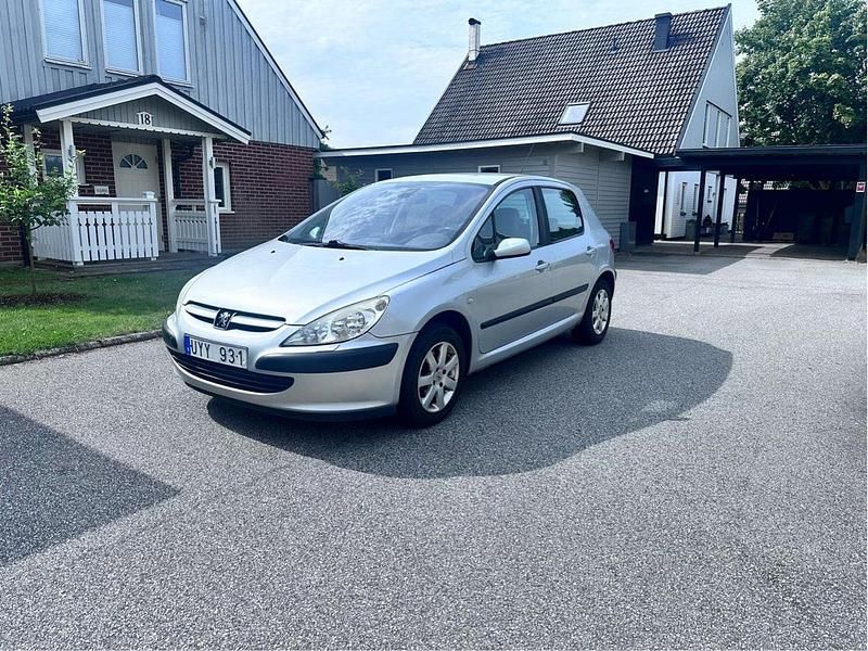 Grå Begagnad 2004 Peugeot 307 Halvkombi | 13 000 kr (Marknadspris) - Bild 1/4