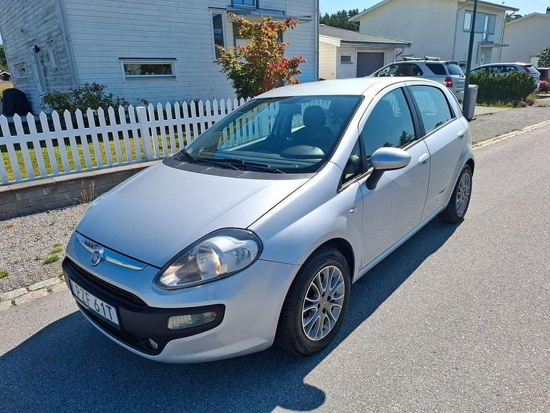 Grå Begagnad 2013 Fiat Punto Active Halvkombi | 29 900 kr - Bild 1/4