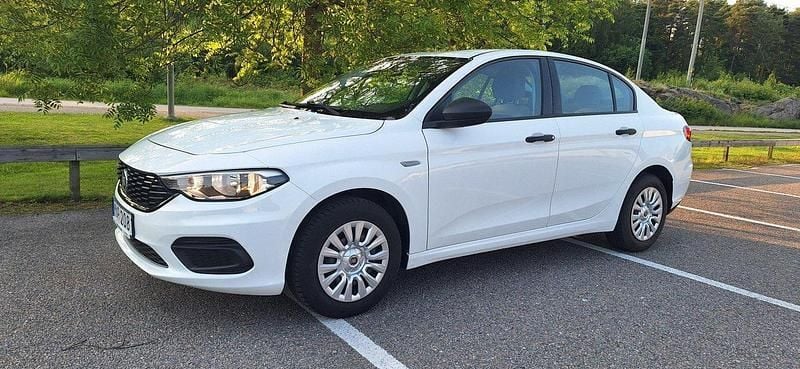 Vit Begagnad 2016 Fiat Tipo Sedan | 73 000 kr (Bra pris) - Bild 1/4