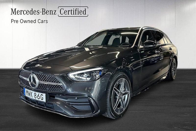 Grå Begagnad 2024 Mercedes C300e AMG Kombi | 519 900 kr (Marknadspris) - Bild 1/4