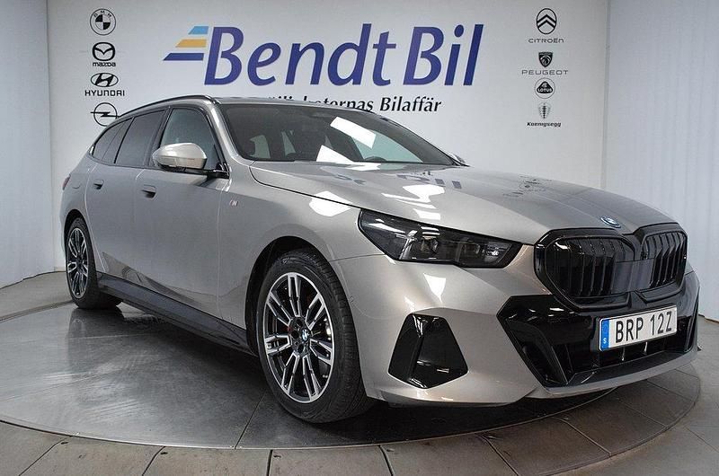 Oxide grey metallic Begagnad 2025 BMW 530e M Sport Kombi | 689 500 kr - Bild 1/3