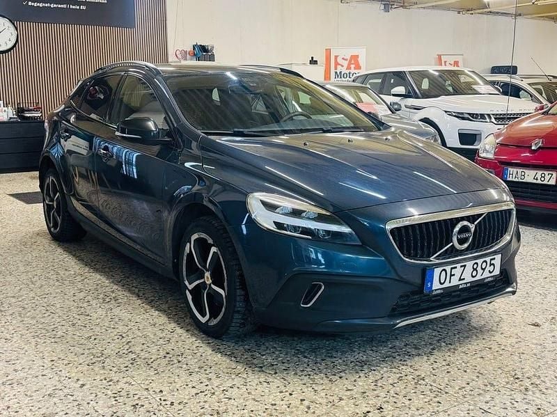 Begagnad Volvo V40 CC Summum 190 HK (139 kW) 2017 Blå Kombi