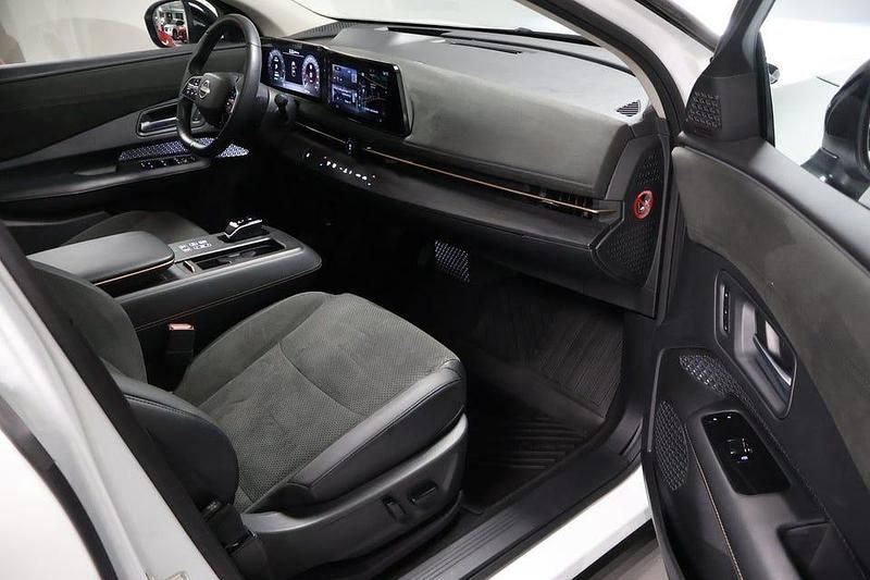 Begagnad Nissan Ariya Evolve 177 kW (242 HK) 2023 Vit metallic/svart tak SUV