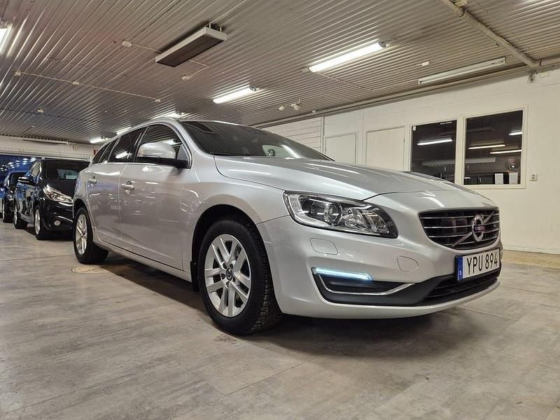 Begagnad Volvo V60 Standard 150 HK (110 kW) 2018 Silver Kombi