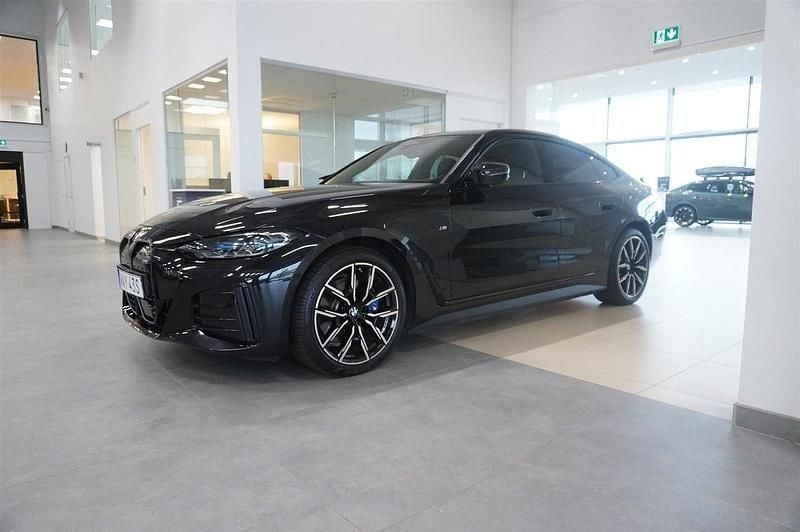 Svart (safirsvart metallic) Begagnad 2024 BMW i4 Comfort Edition Sedan | 629 900 kr (Marknadspris) - Bild 1/4