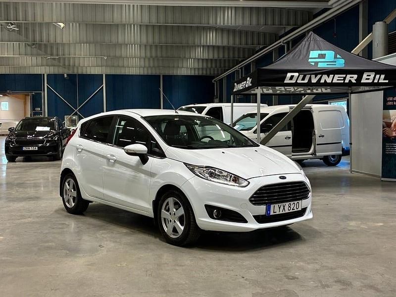 Vit Begagnad 2015 Ford Fiesta Titanium Halvkombi | 109 900 kr (Marknadspris) - Bild 1/4