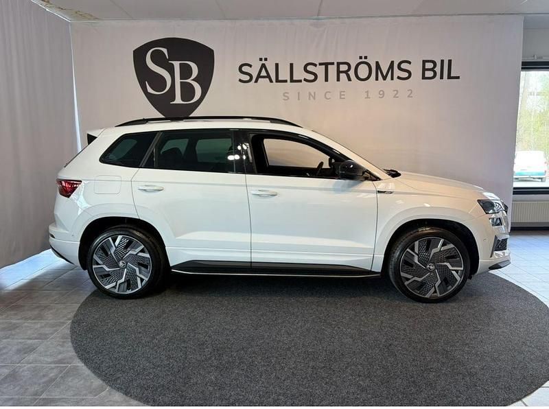 Vit Begagnad 2023 Skoda Karoq SUV | 379 900 kr (Dyr) - Bild 1/4