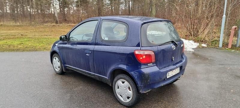 Blå Begagnad 2000 Toyota Yaris Halvkombi | 22 000 kr (Marknadspris) - Bild 1/4