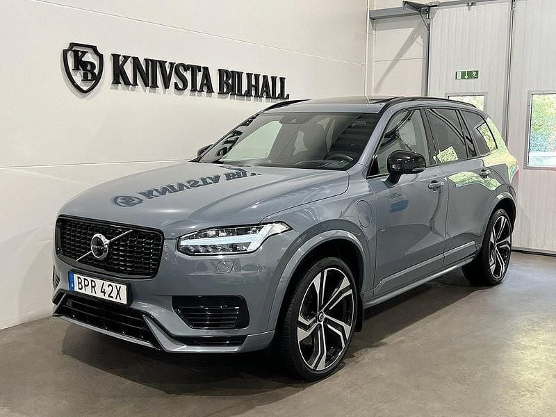 Grå Begagnad 2022 Volvo XC90 R-Design SUV | 599 600 kr (Marknadspris) - Bild 1/4