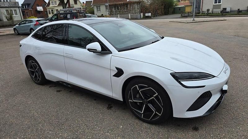 Pärlemor vit metallic Begagnad 2024 BYD Seal Sedan | 399 000 kr - Bild 1/4