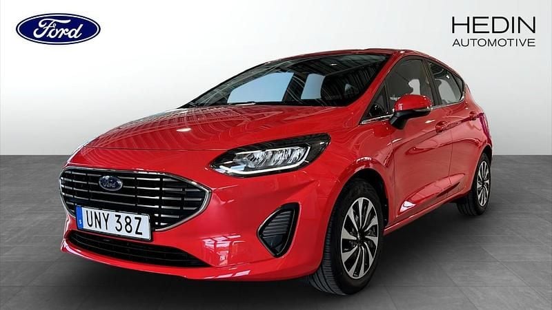 Röd (red) Begagnad 2022 Ford Fiesta Titanium Halvkombi | 144 900 kr (Bra pris) - Bild 1/4