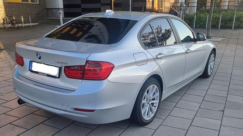 Silver Begagnad 2014 BMW 320 Sedan | 174 900 kr (Lite dyr) - Bild 1/4