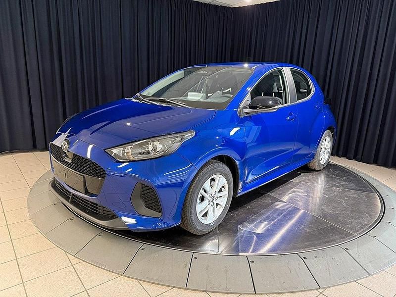 Blå metallic Ny 2025 Mazda 2 Center-Line Halvkombi | 259 400 kr (Marknadspris) - Bild 1/4