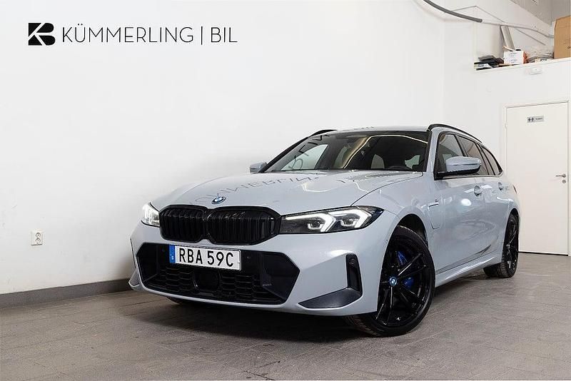 Grå Begagnad 2024 BMW 330e M Sport Kombi | 409 900 kr - Bild 1/4