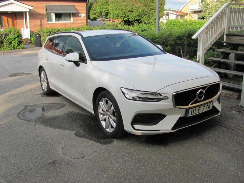 Vit Begagnad 2020 Volvo V60 Momentum Kombi | 188 000 kr (Superpris) - Bild 1/4