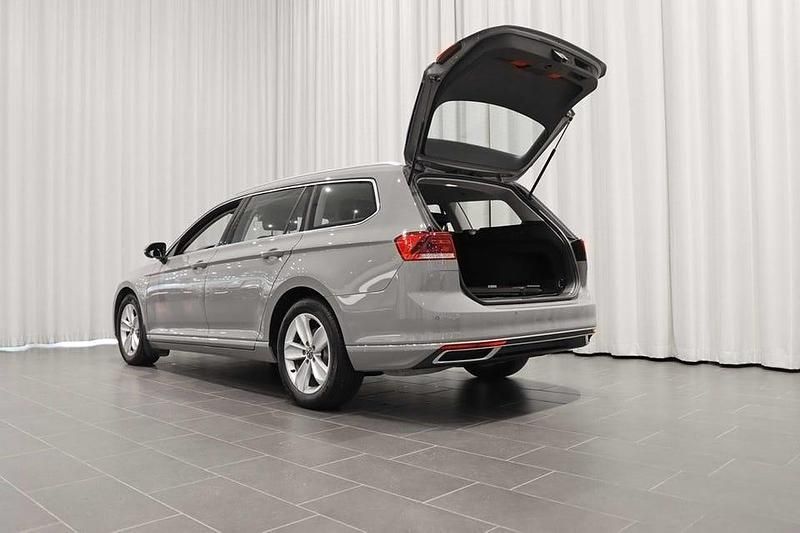 Begagnad VW Passat 200 HK (147 kW) 2024 Moonstone grey Kombi