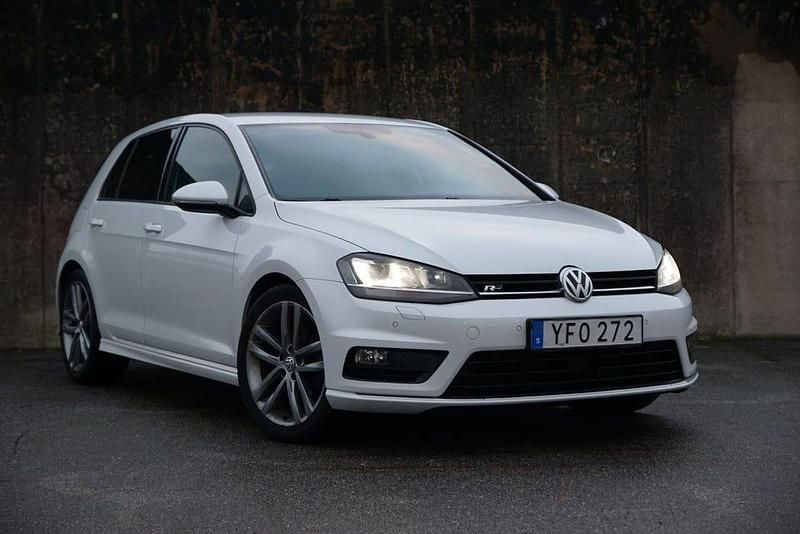 Vit Begagnad 2016 VW Golf VII R-line Halvkombi | 115 000 kr (Marknadspris) - Bild 1/4