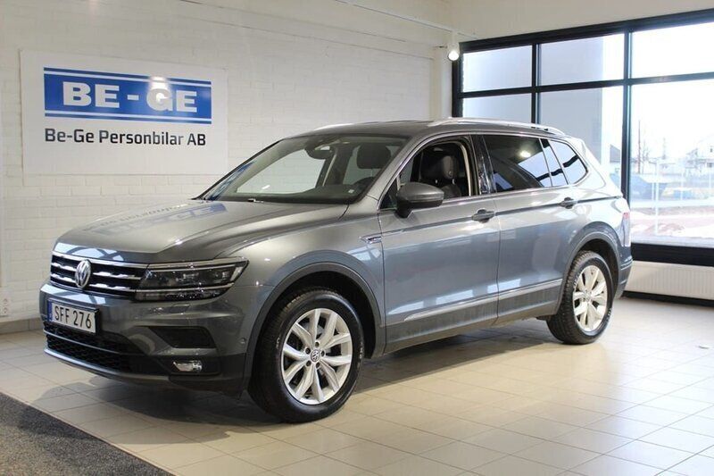 Grå Begagnad 2021 VW Tiguan Allspace SUV | 339 900 kr (Marknadspris) - Bild 1/4