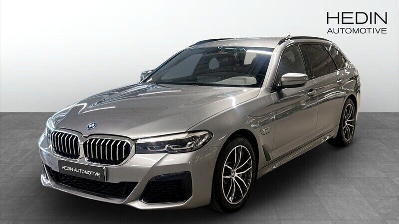 Grå (grey) Begagnad 2022 BMW 530e M Sport Kombi | 469 000 kr (Marknadspris) - Bild 1/4