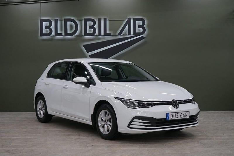 Vit Begagnad 2022 VW Golf VIII Halvkombi | 224 900 kr (Marknadspris) - Bild 1/4