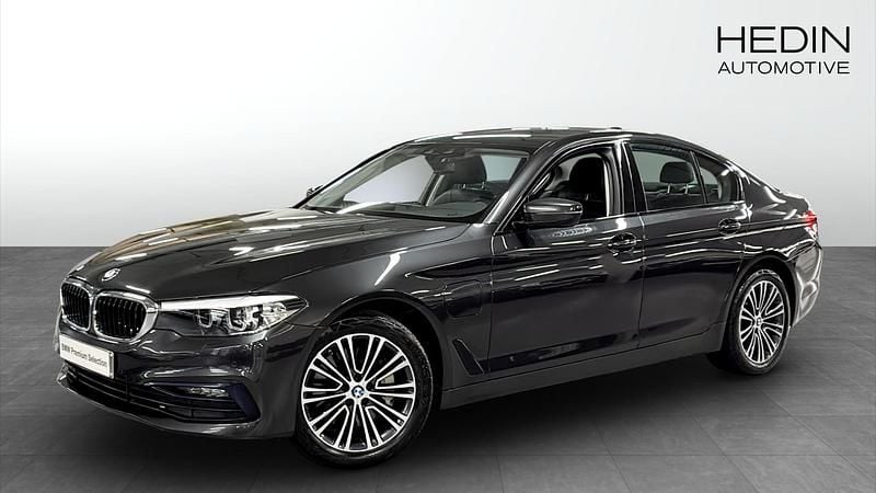 Grå (grey) Begagnad 2020 BMW 530e iPerformance Sedan | 304 700 kr (Superpris) - Bild 1/4