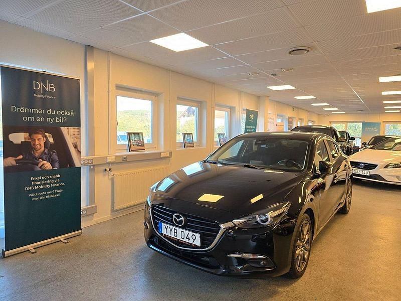 Svart Begagnad 2017 Mazda 3 Inclusive Halvkombi | 159 900 kr (Marknadspris) - Bild 1/4