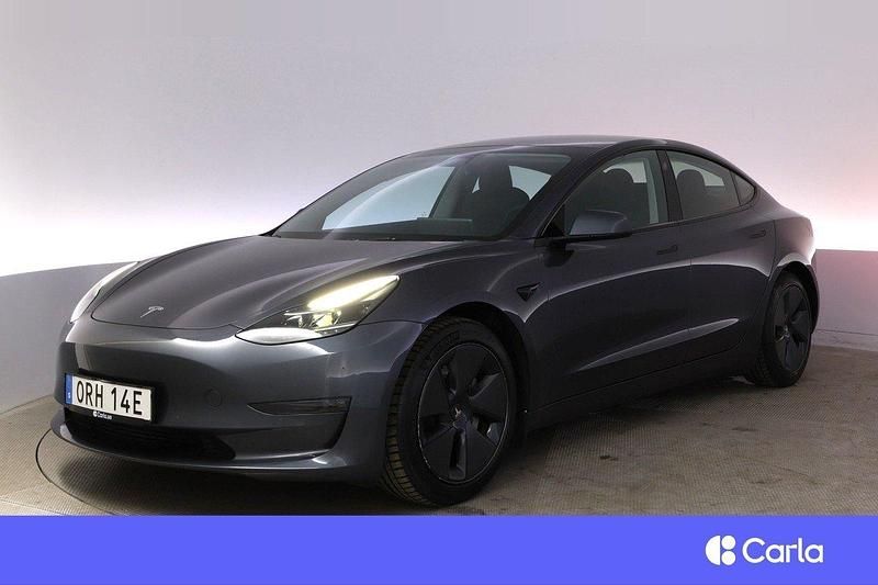 Grå Begagnad 2021 Tesla Model 3 Long Range AWD Sedan | 327 900 kr (Marknadspris) - Bild 1/3