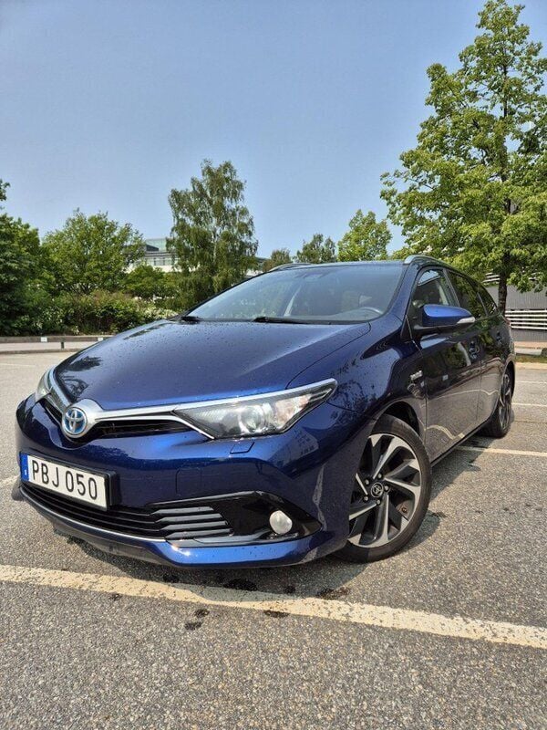 Blå Begagnad 2016 Toyota Auris Hybrid Kombi | 129 900 kr (Marknadspris) - Bild 1/4